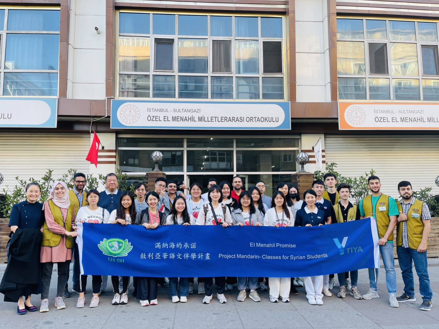 剛抵達滿納海學校的第一天，學校的青年志工們來到門口迎接大家的到來，青年志工很開心有機會認識來自台灣的朋友們!