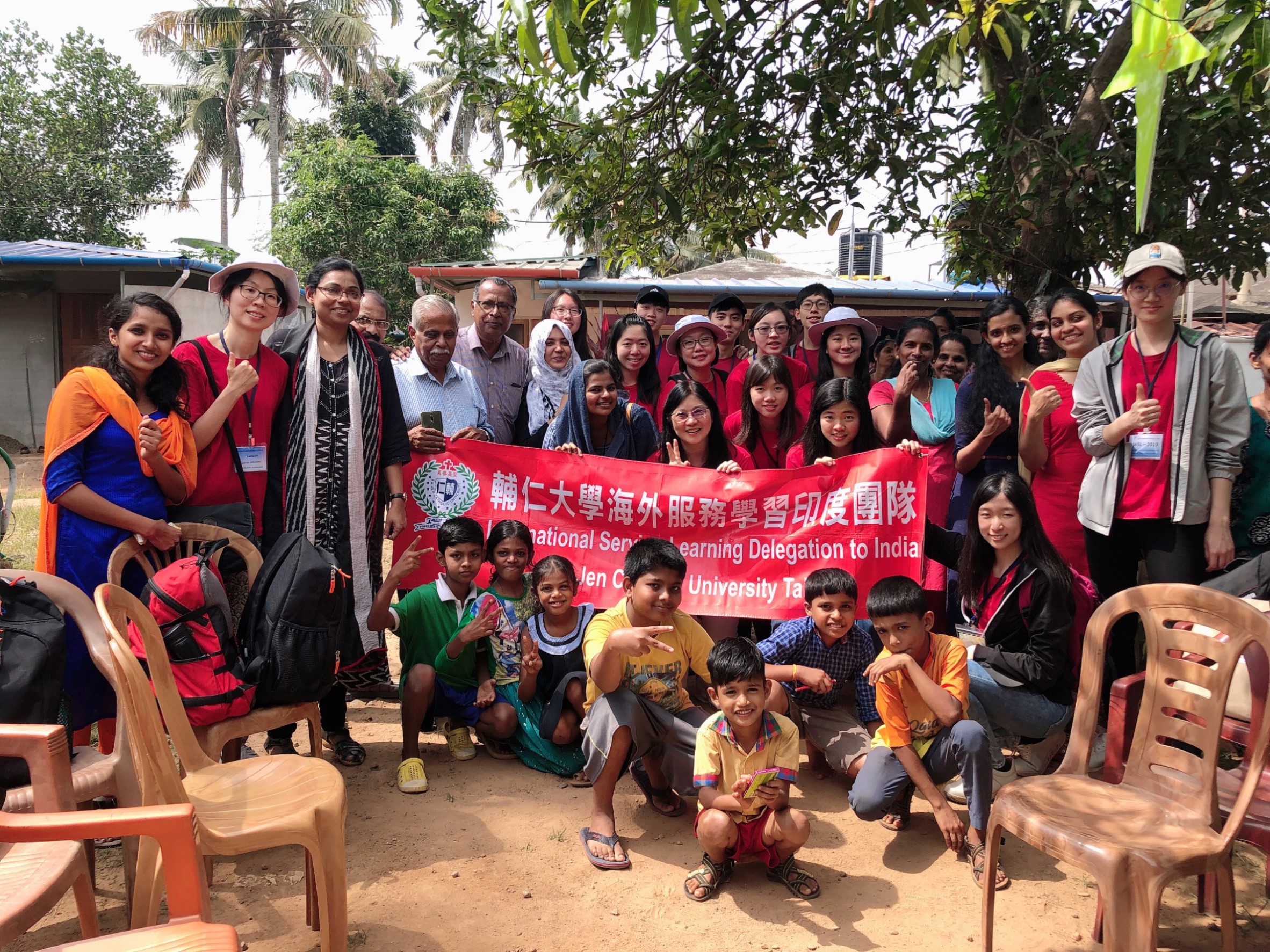 拜訪婦女賦權與消除貧窮組織，與印度學生共同向村民進行衛教宣導