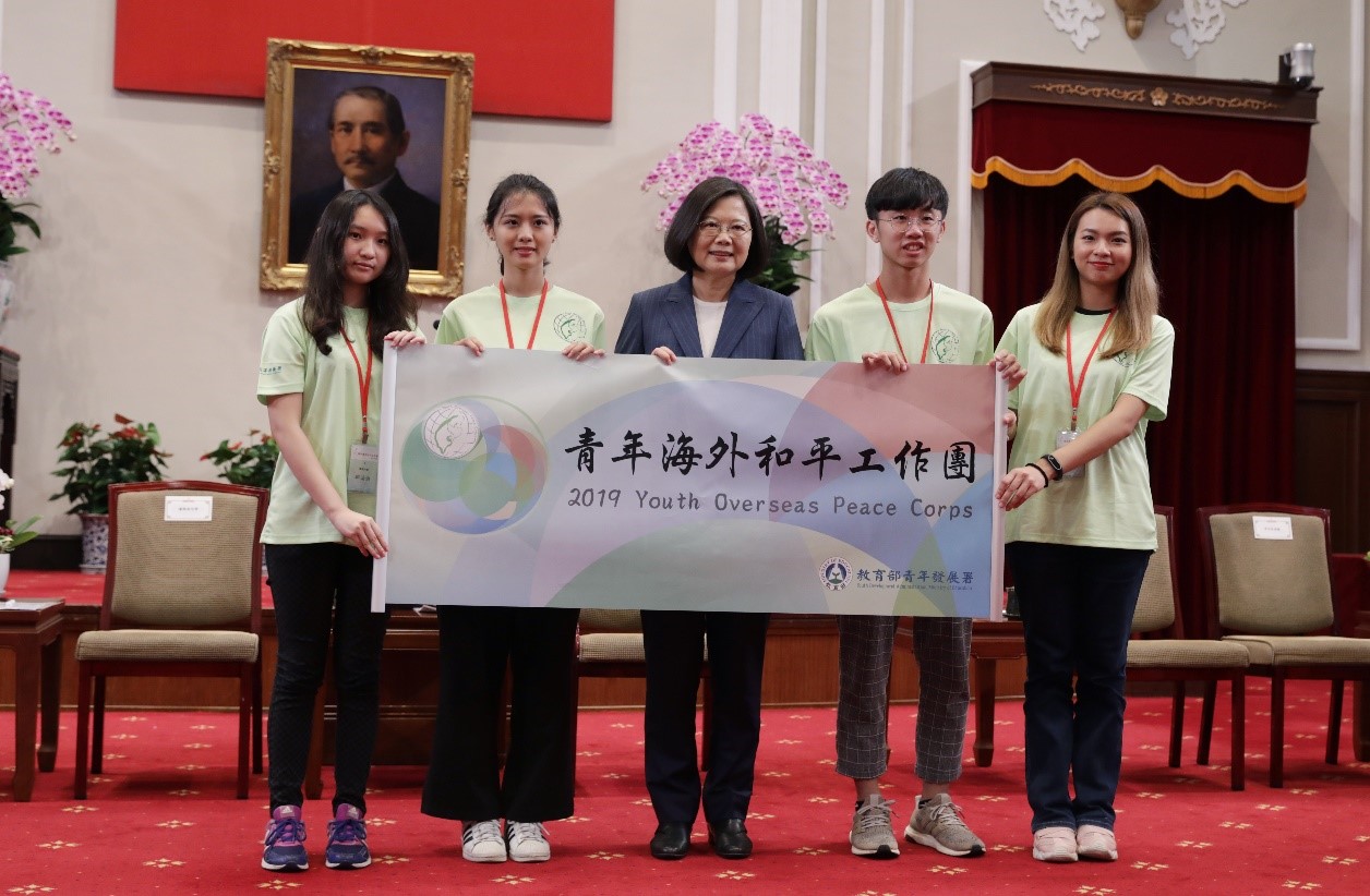 English News image -1- THE FLAG PASSING CEREMONY TO ENCOURAGE HUNDREDS OF YOUTH OVERSEAS VOLUNTEERS BY PRESIDENT TSAI