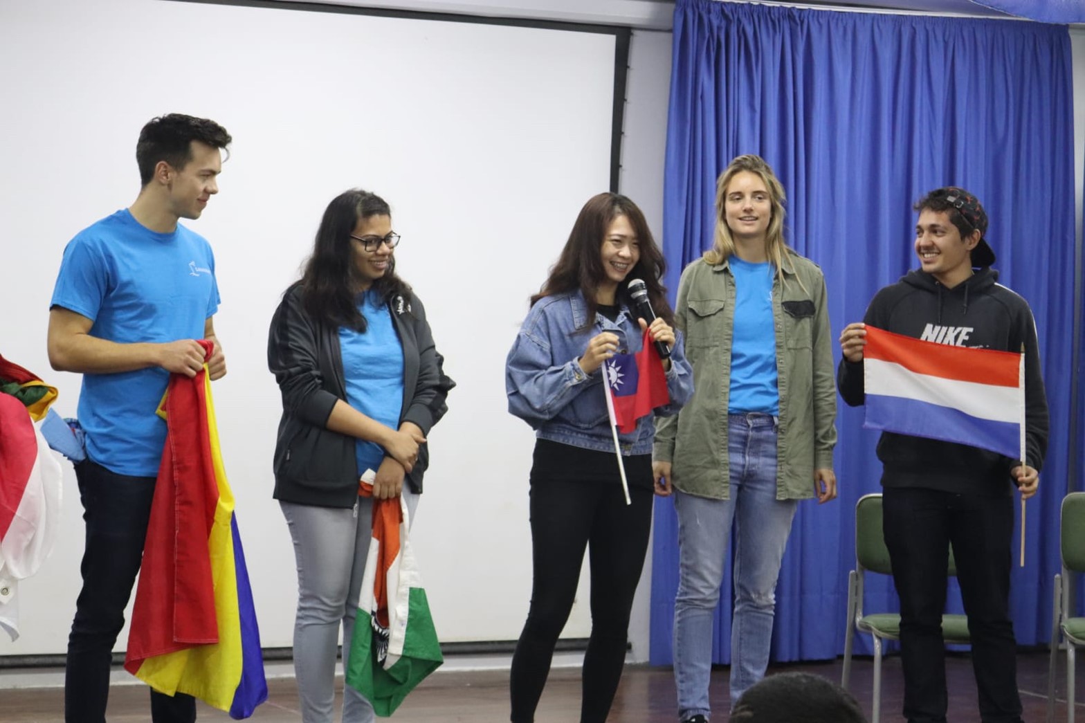 (照片2)青年志工賴品潔手持臺灣國旗向巴西當地自我介紹。