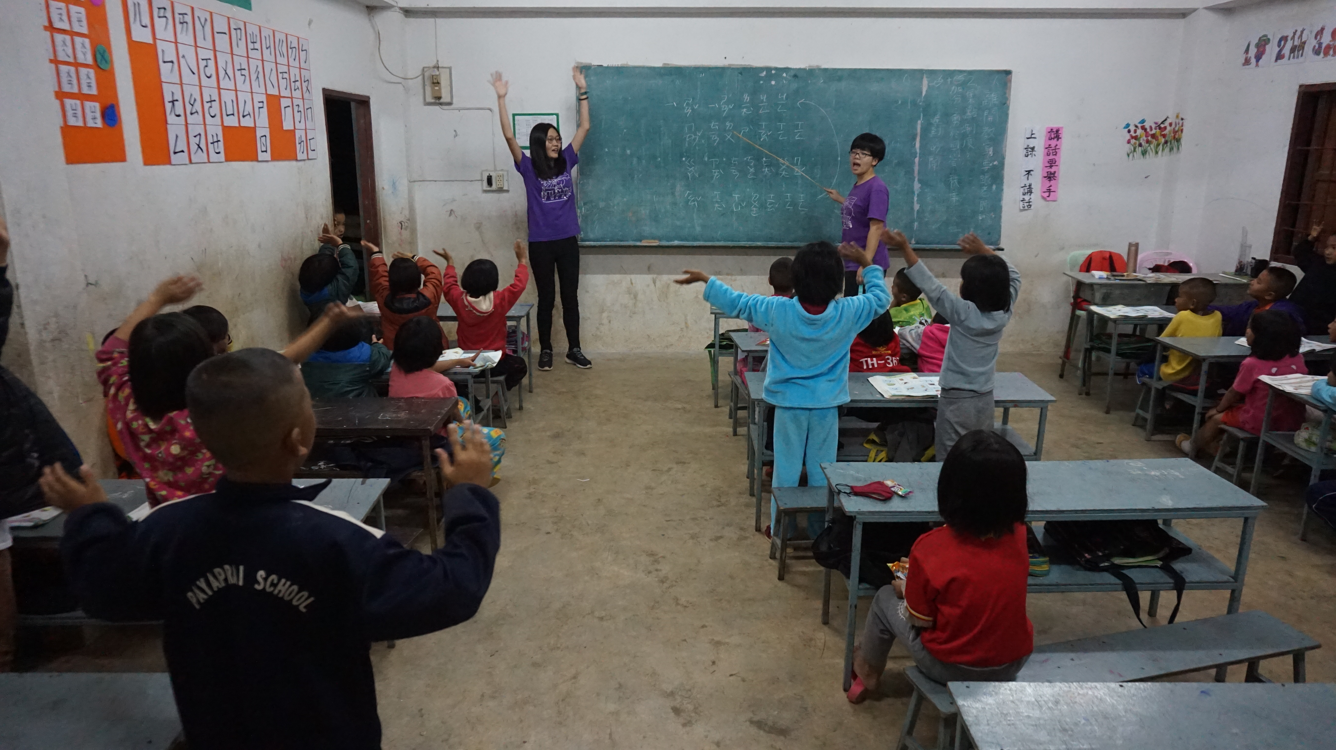 隊員在中興中學幼稚班進行華文教學，透過教導「小星星」的帶動唱，提高學童學習意願