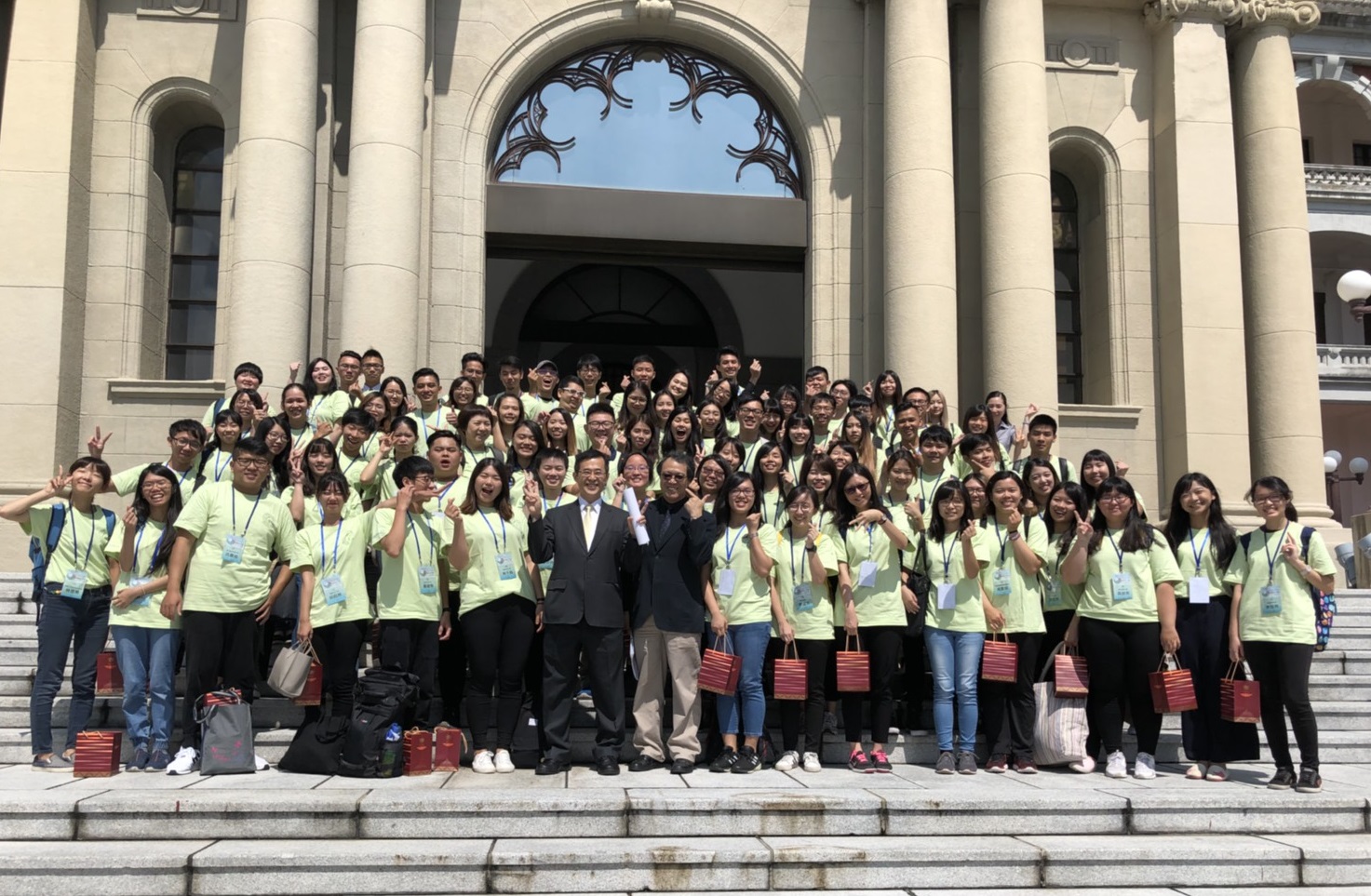 6月12日由姚代理部長及羅署長領軍，與全國80名青年海外志工代表一同走進總統府