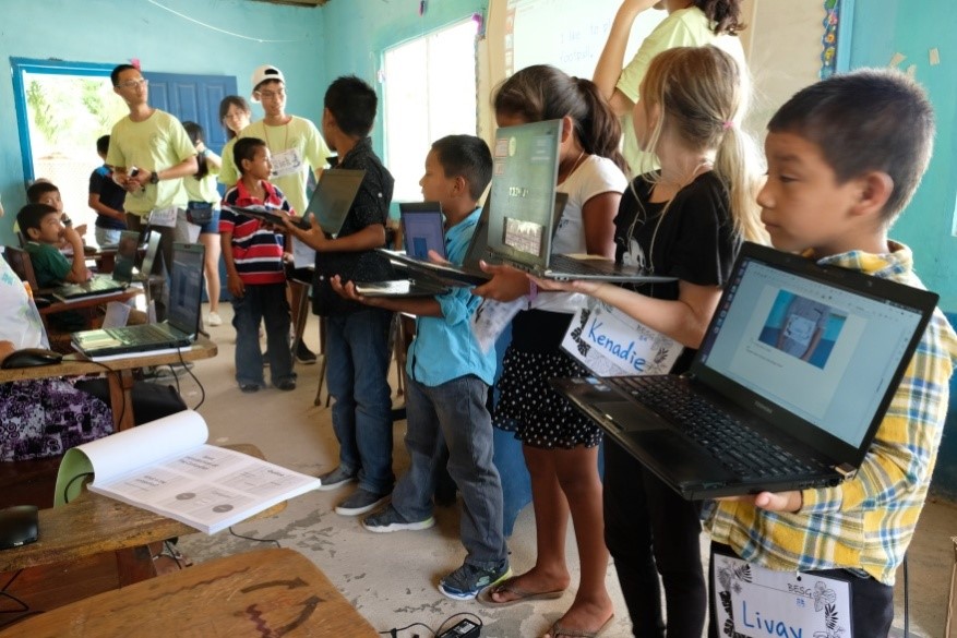 ▲團隊在貝里斯第一間辦營隊的小學Los Tambos Government School進行資訊課程，團員請學生上臺分享自己的學習成果。