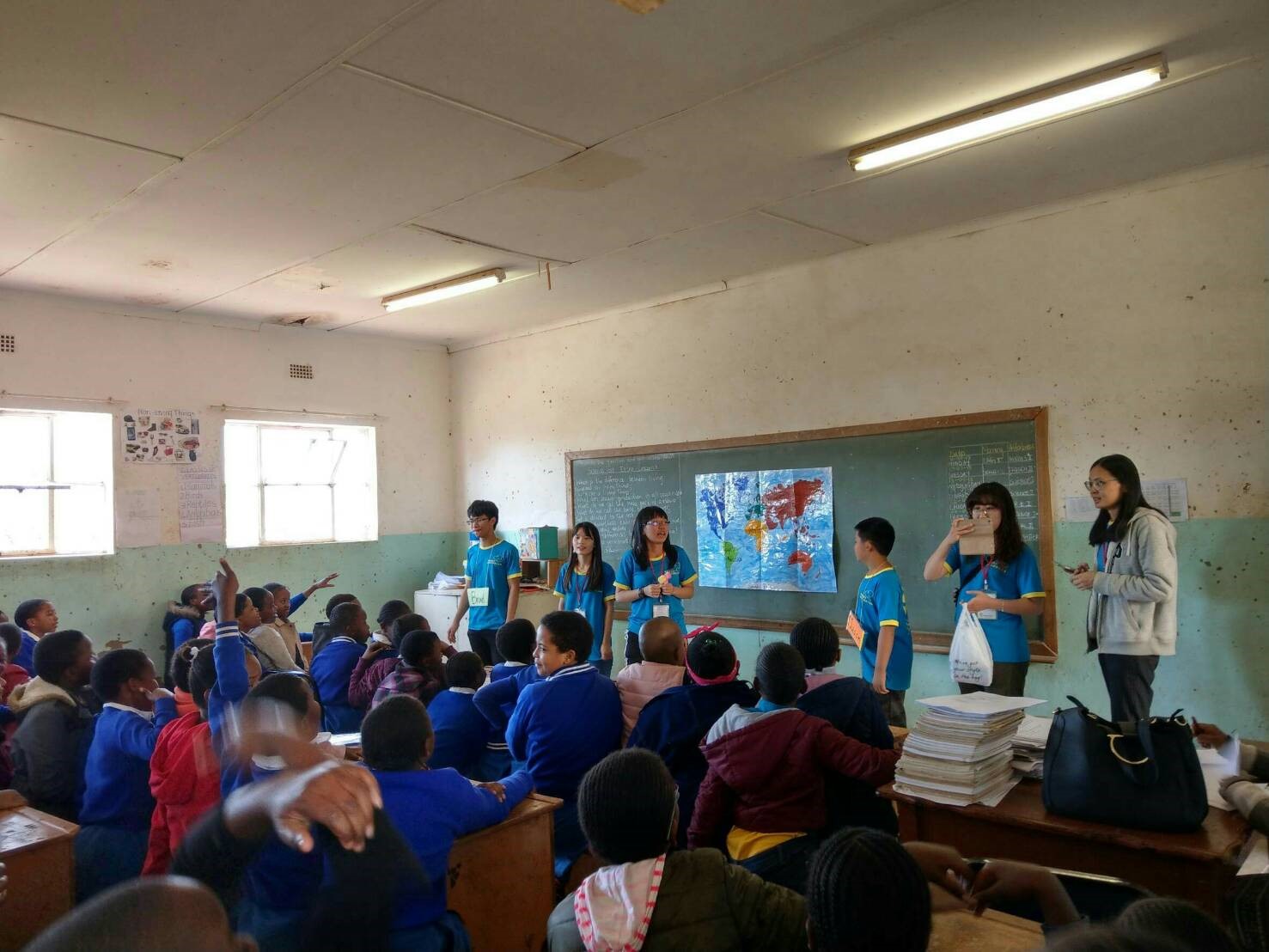 團隊青年在偏鄉學校帶領孩童學唱中文歌。