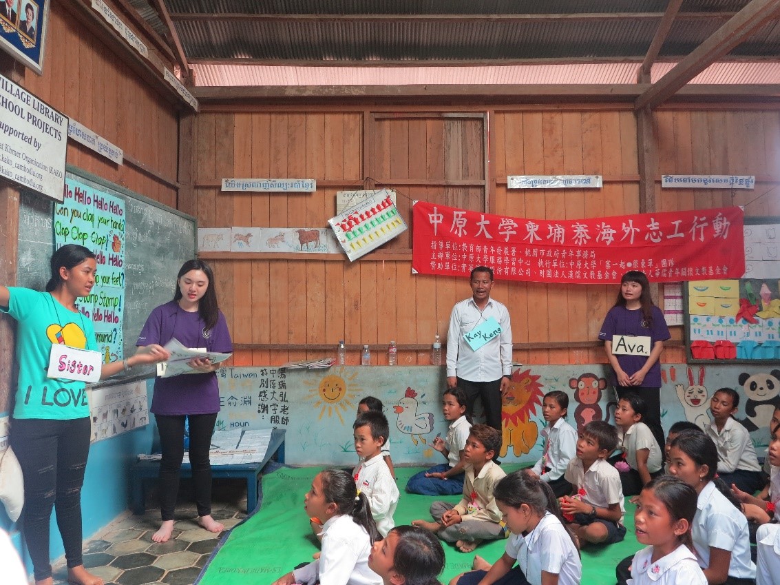 照片1：柬埔寨教師在兒童營實際演練自己的教案，展現在教師營