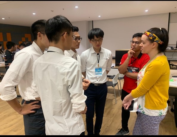 照片二：臺北醫學大學楓杏史瓦帝尼醫療服務隊在青年論壇工作坊時，和來自英國的服務組織講者討論請教，希望將所學的新思維帶回台灣。