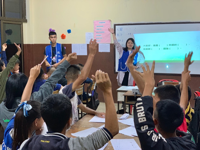 照片一：團隊進行華語文課程，參與學生踴躍舉手發言。