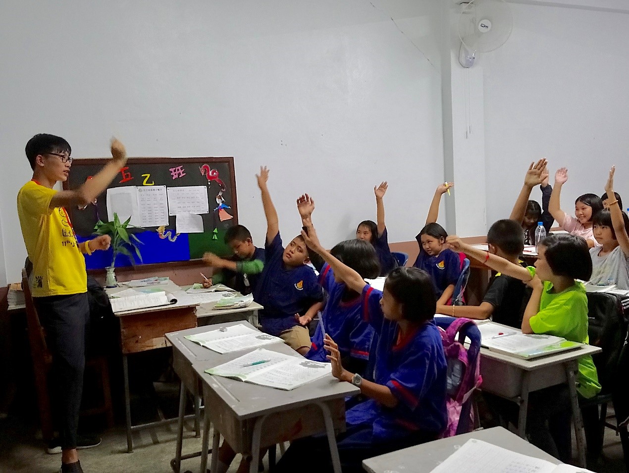 照片三：國北小泰陽服務隊以生動活潑的教學方式，讓泰國學生積極、 踴躍地參與課堂活動。