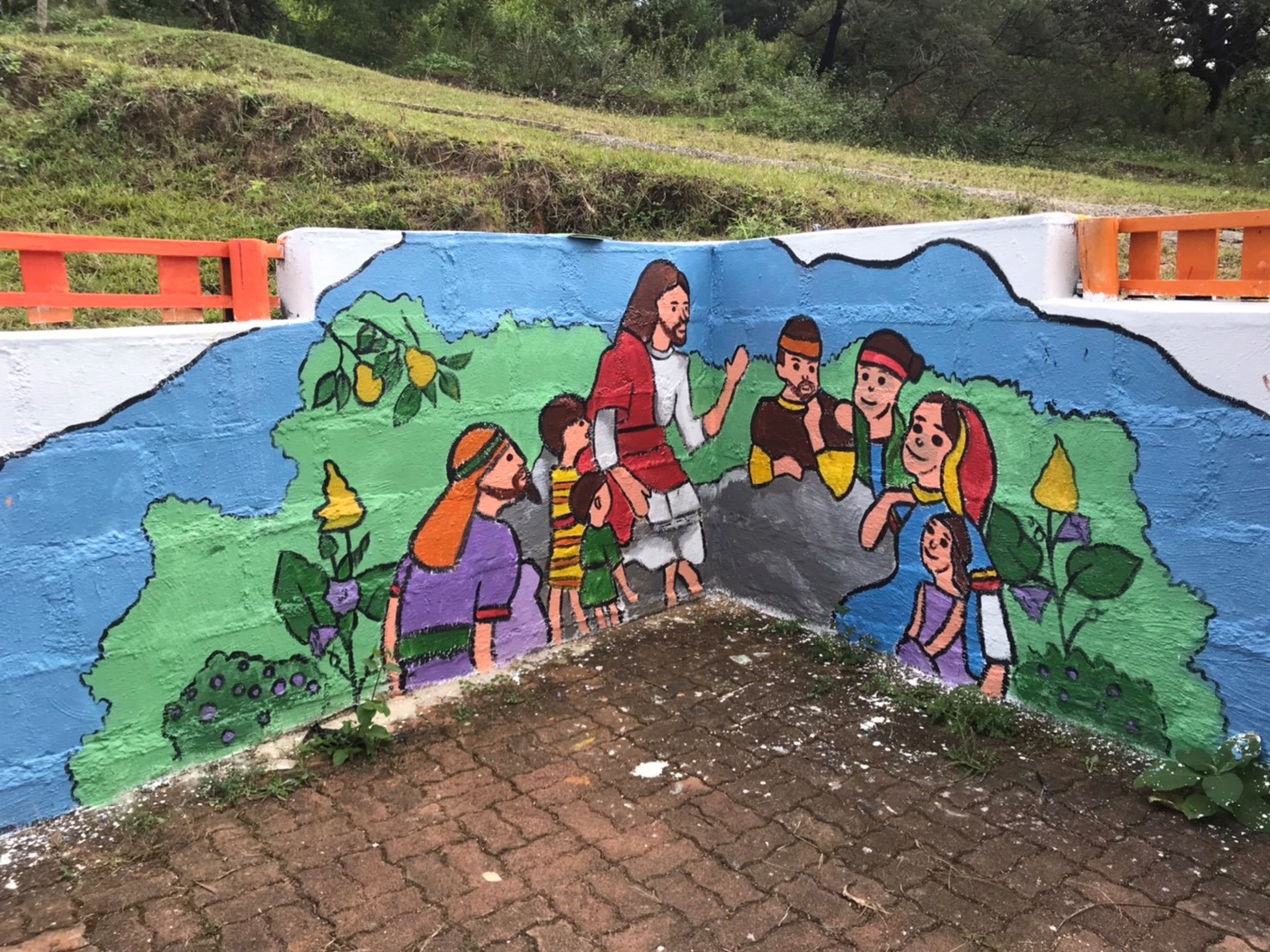 照片三：靜玟和芊瑜與孩童們一同在當地孤兒院內的牆壁作畫，圖為完成的畫作。