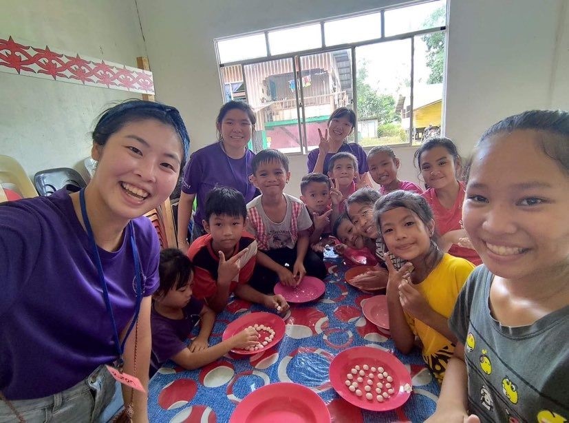 照片二：國立成功大學PassByValue馬來西亞資訊教育志工團從臺灣帶糯米粉到當地帶領孩童一起搓湯圓。