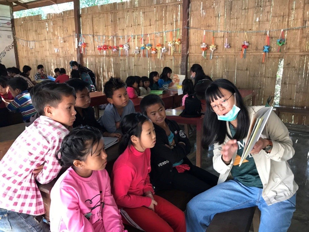 照片二：團隊隊員帶領當地學生閱讀中文繪本故事。