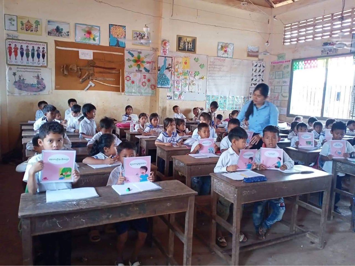 臺北醫學大學飛洋國際服務團提供繪本給柬埔寨學校，讓學校在課堂上宣講醫療知識。