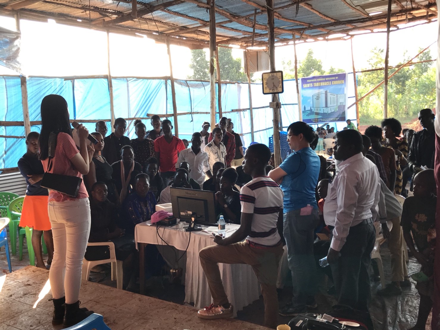 聖會幕教會(Kampala - Saint Tabernacle Church)電腦班，前面講台站立者為學生團員陳昱心。