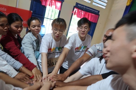 “SUSU”承載夢想 看見希望 SUSU（柬埔寨語：加油）在兒童營開始前，柬埔寨教師與中原團隊利用柬式加油口號互相加油打氣。