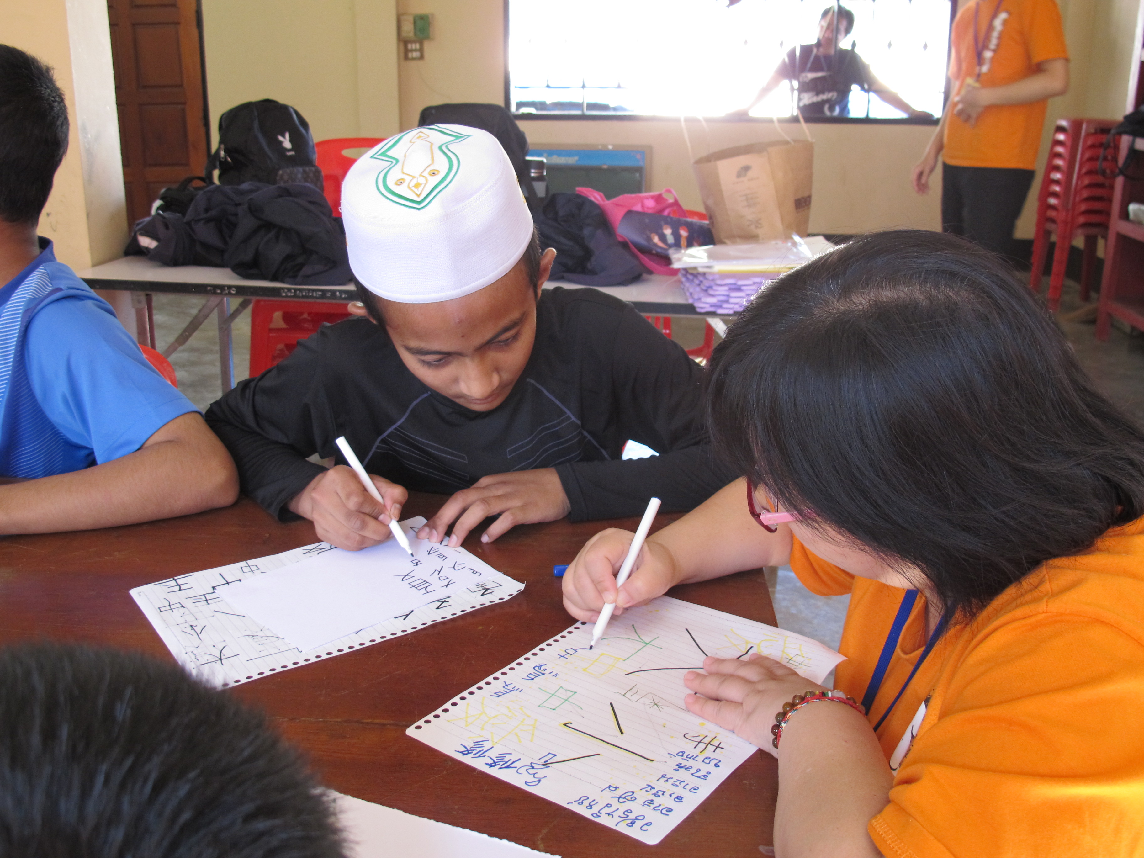 在清邁清真寺，主任正在教小朋友學習寫中文字。