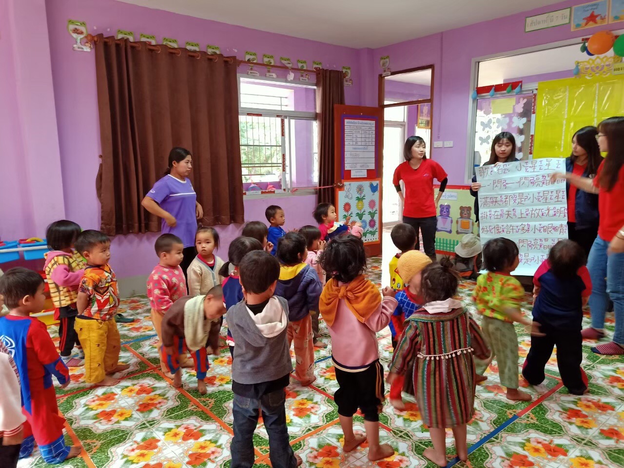一大早，因為老師的邀請我們進去了泰語幼兒園參訪並帶著小朋友們一起唱跳兒歌小星星。