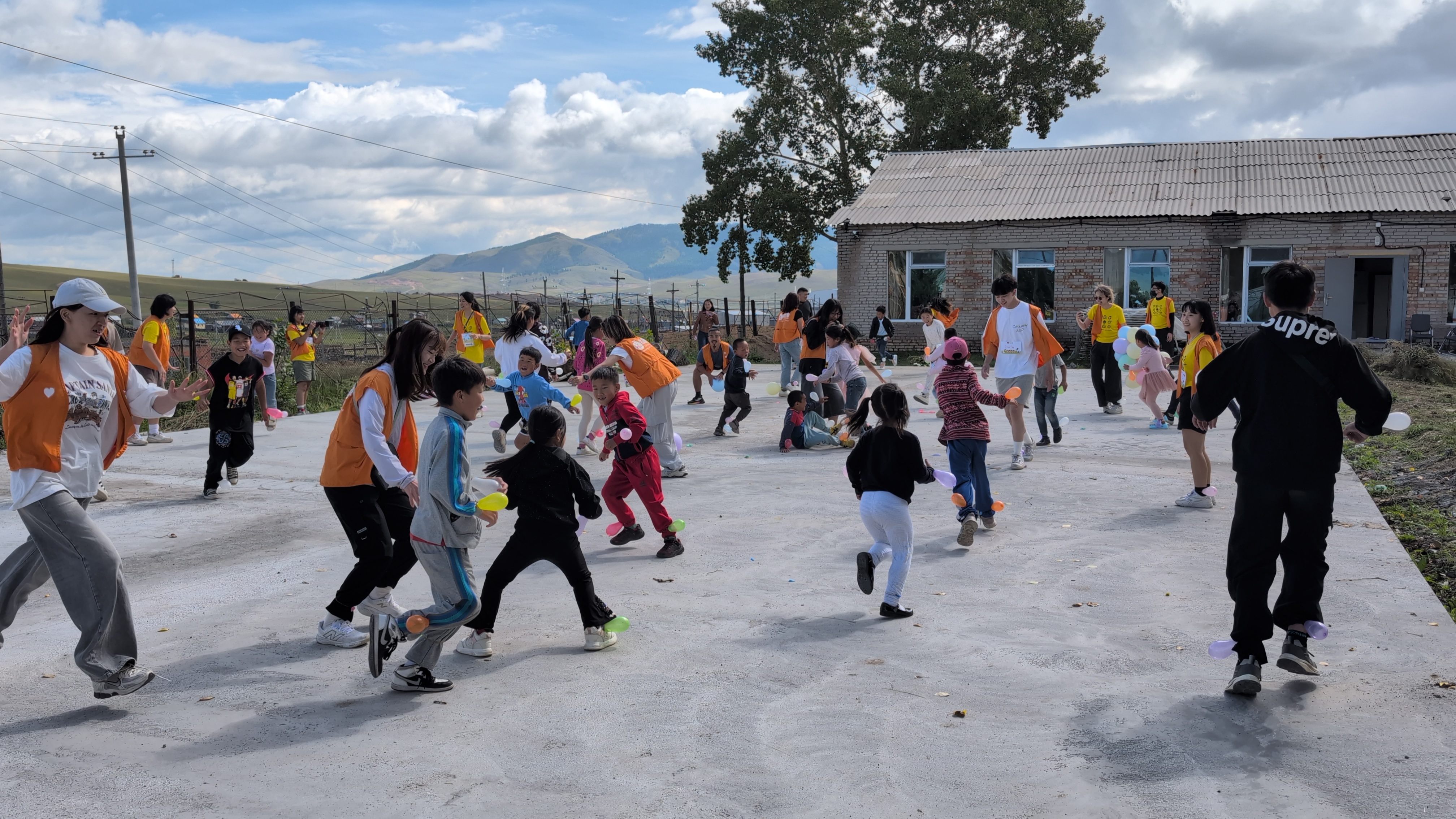 志工們與機構孩童們進行踩氣球大賽