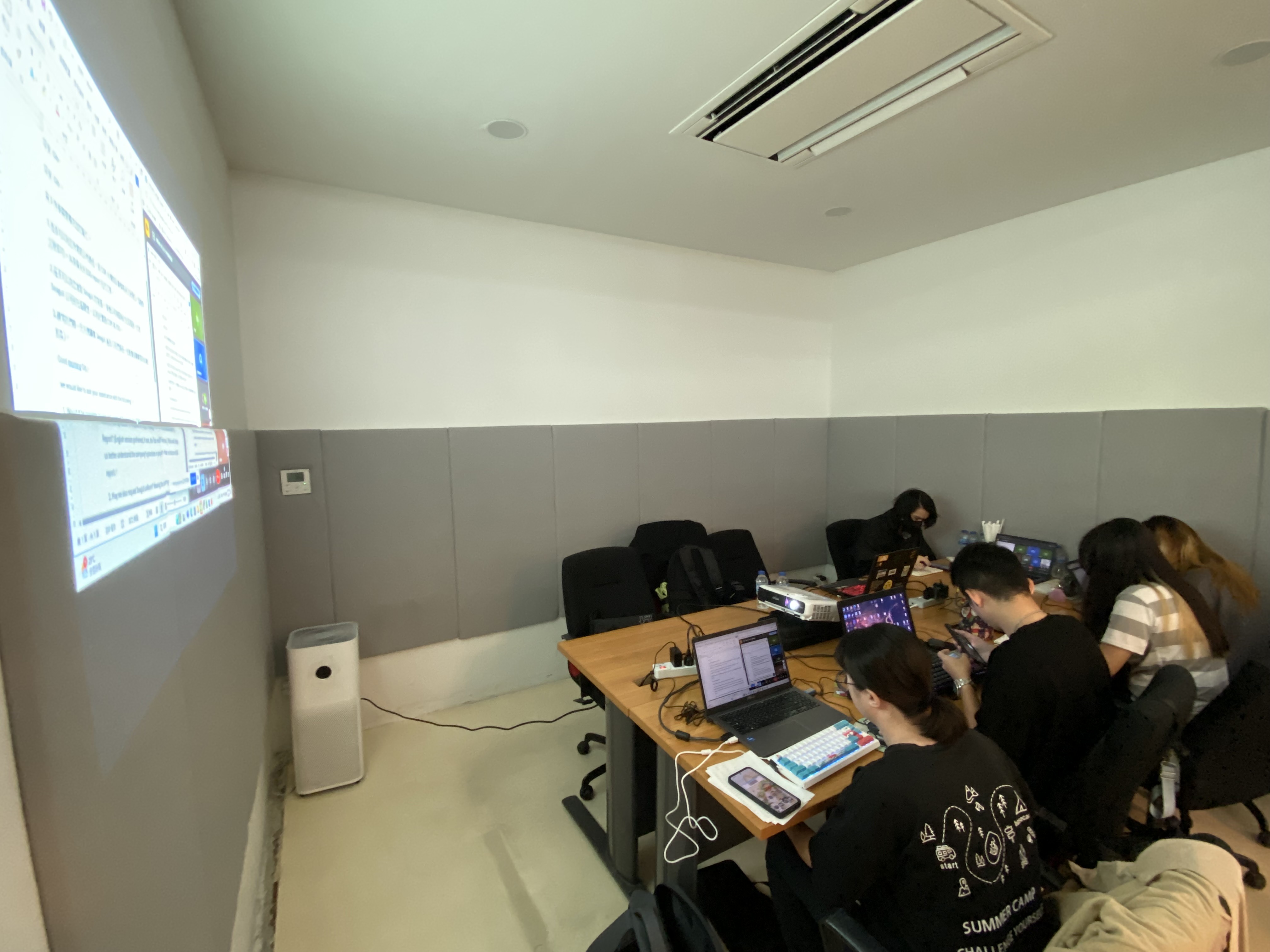 志工們認真聆聽雪燈的製作方法，討論臺灣區雪燈主題，最後決定主題為「動物の森」。