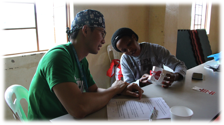 保母示範平常如何教孩子刷牙，牙醫師專業評估其口腔保健程度。