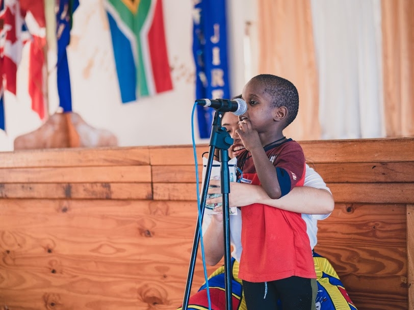 孩子們上台分享最喜愛的作品