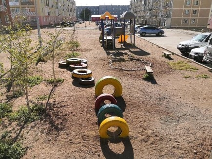 最終成果；塗色的輪胎遊具和既有的塑膠遊具視覺上具有協調感。