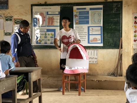 小學的口腔衛教課程中利用大牙模示範刷牙方式