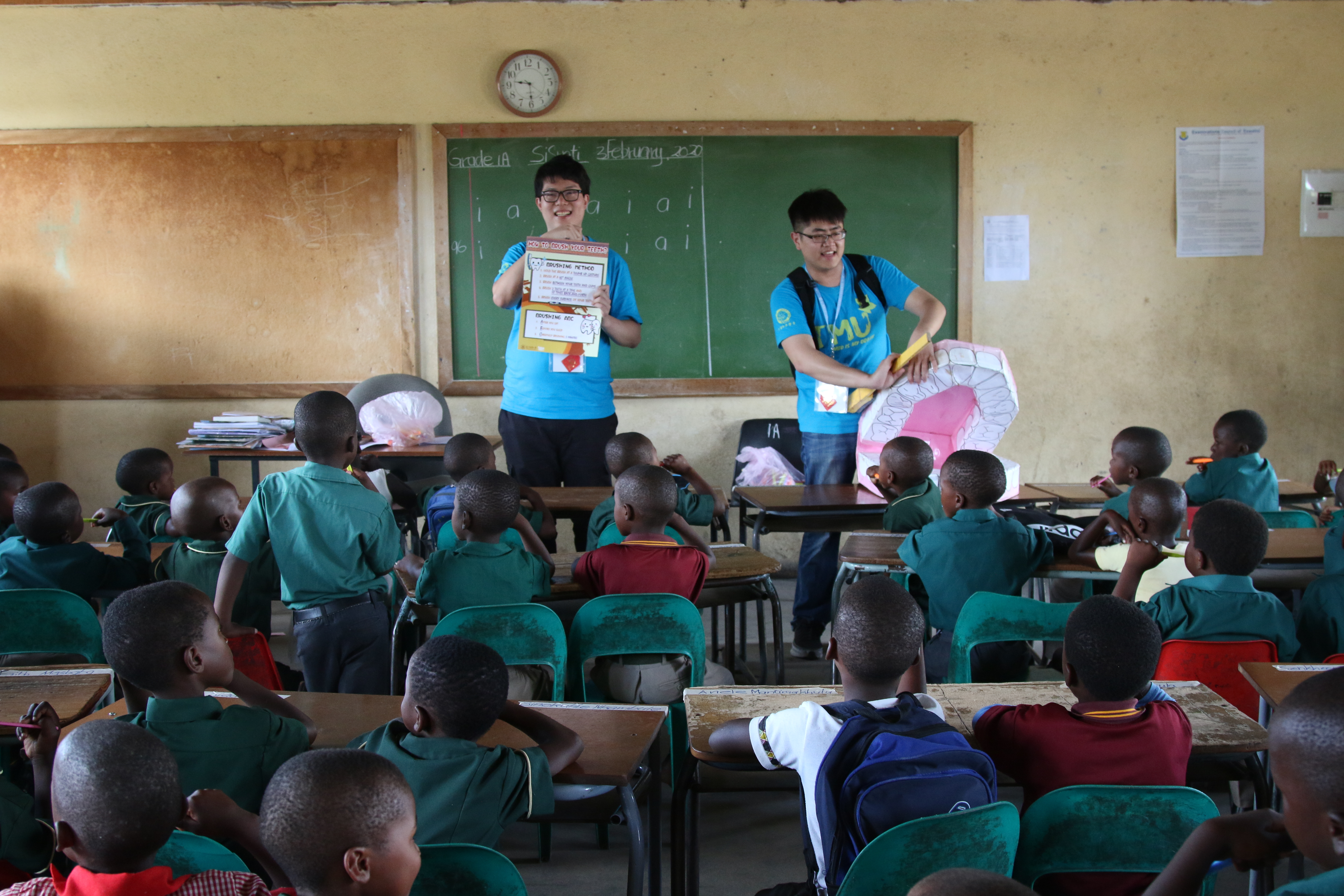 隊員們為孩童進行口腔衛教，並讓孩童們拿著牙刷實際操作