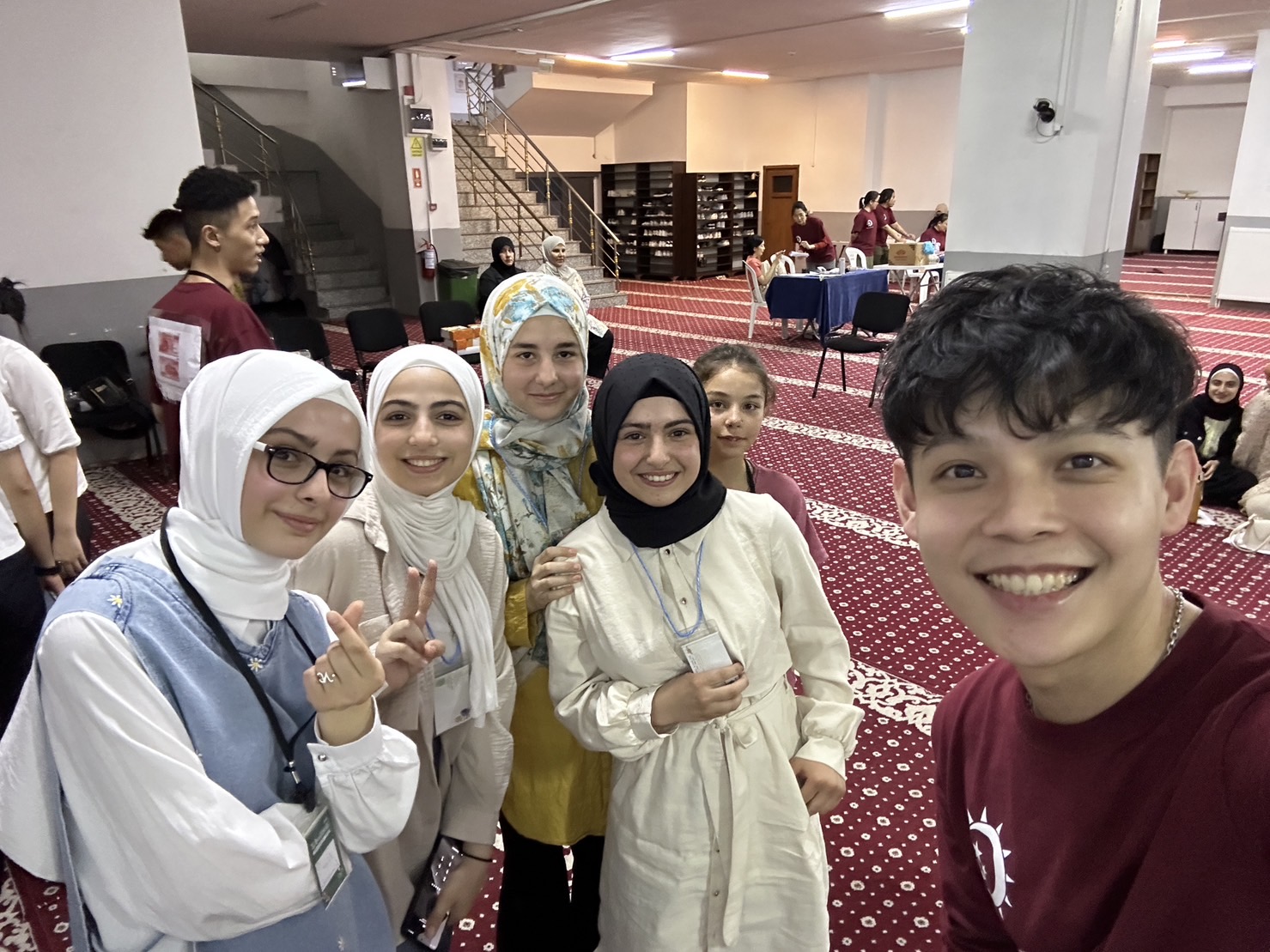 大學伴-甘佳鑫(酒紅色衣服者)和自己的線上課學生初次見面