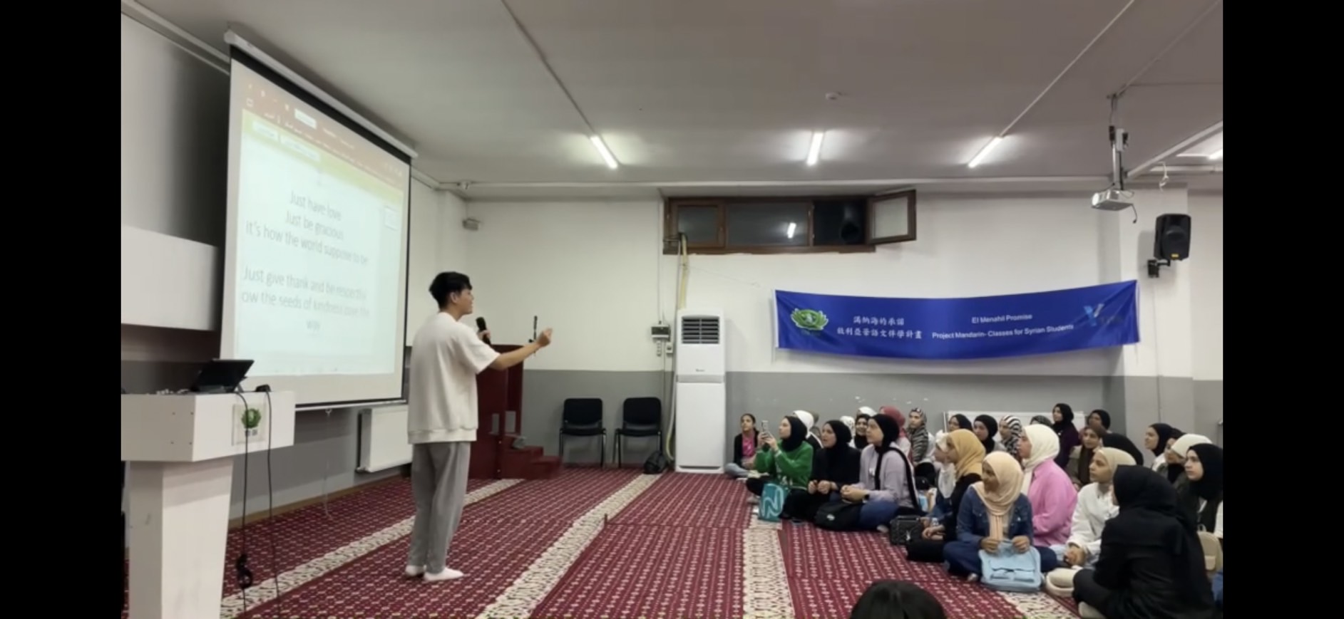 大學伴-甘佳鑫(前,白衣服這)帶著小學半一起學「愛的種子」這首歌