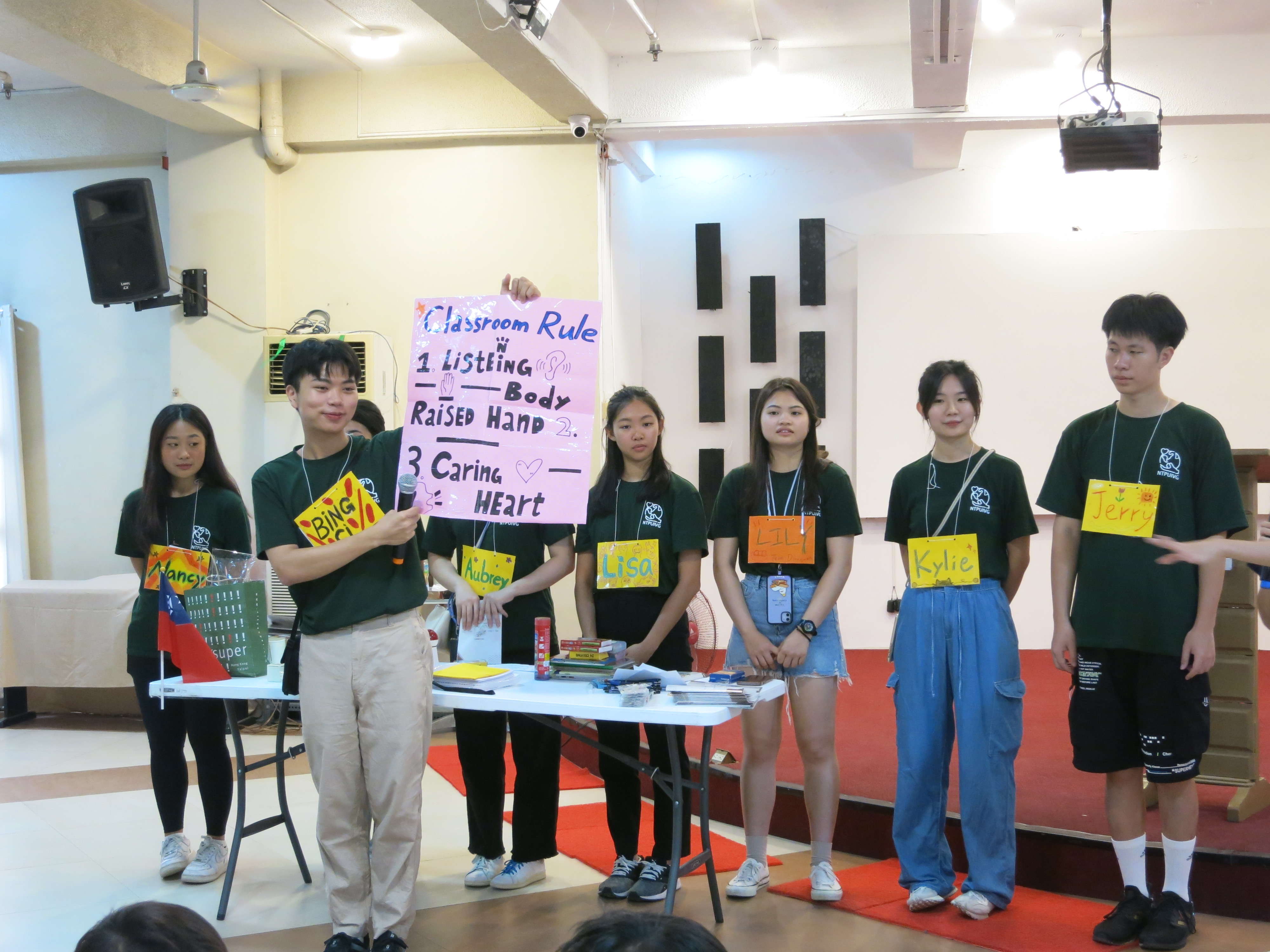 迎新時藉由上課守則鼓勵孩童勇於參與課程，並保持著善良、樂於助人的態度。