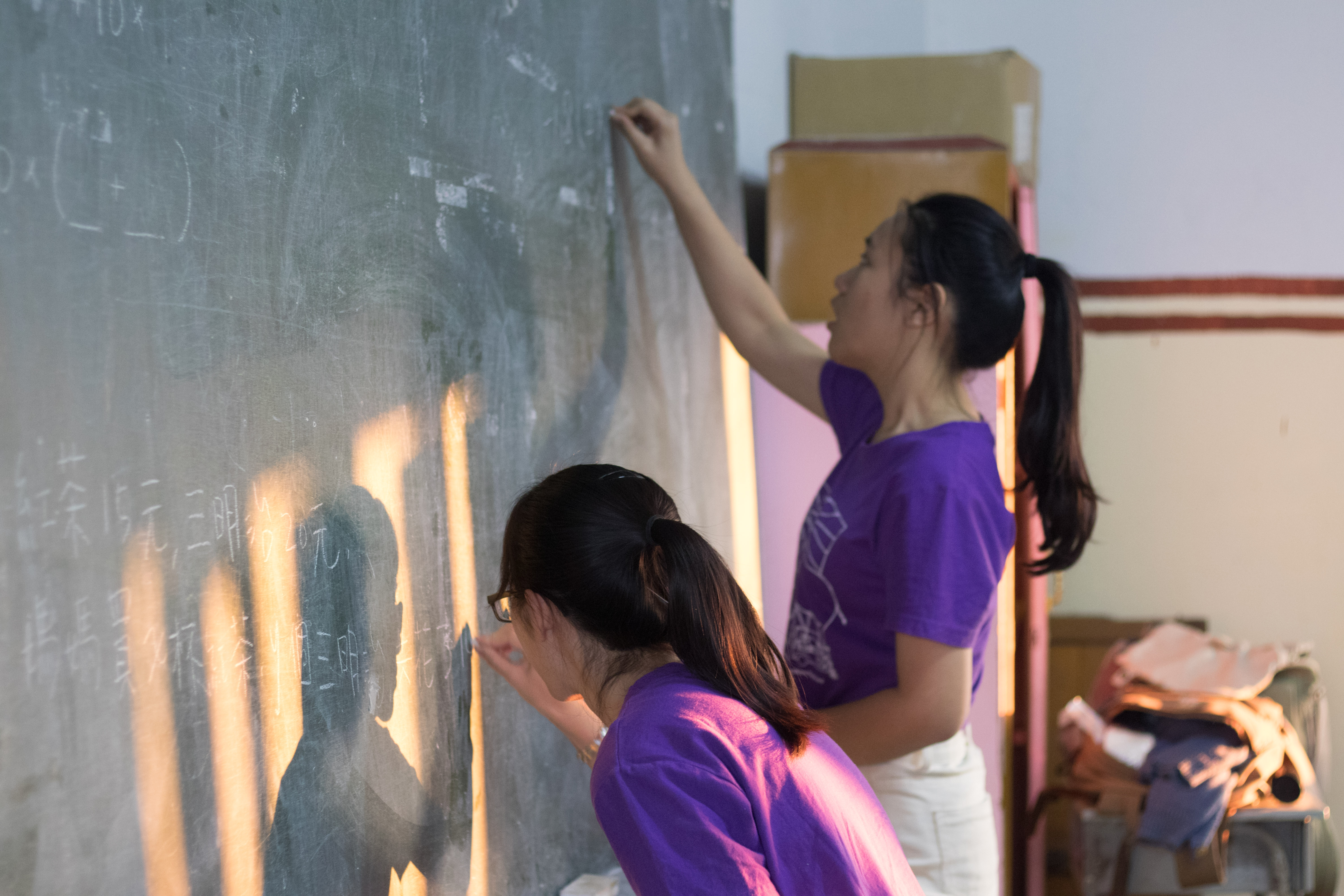 團員在中興中學教課時認真寫著板書