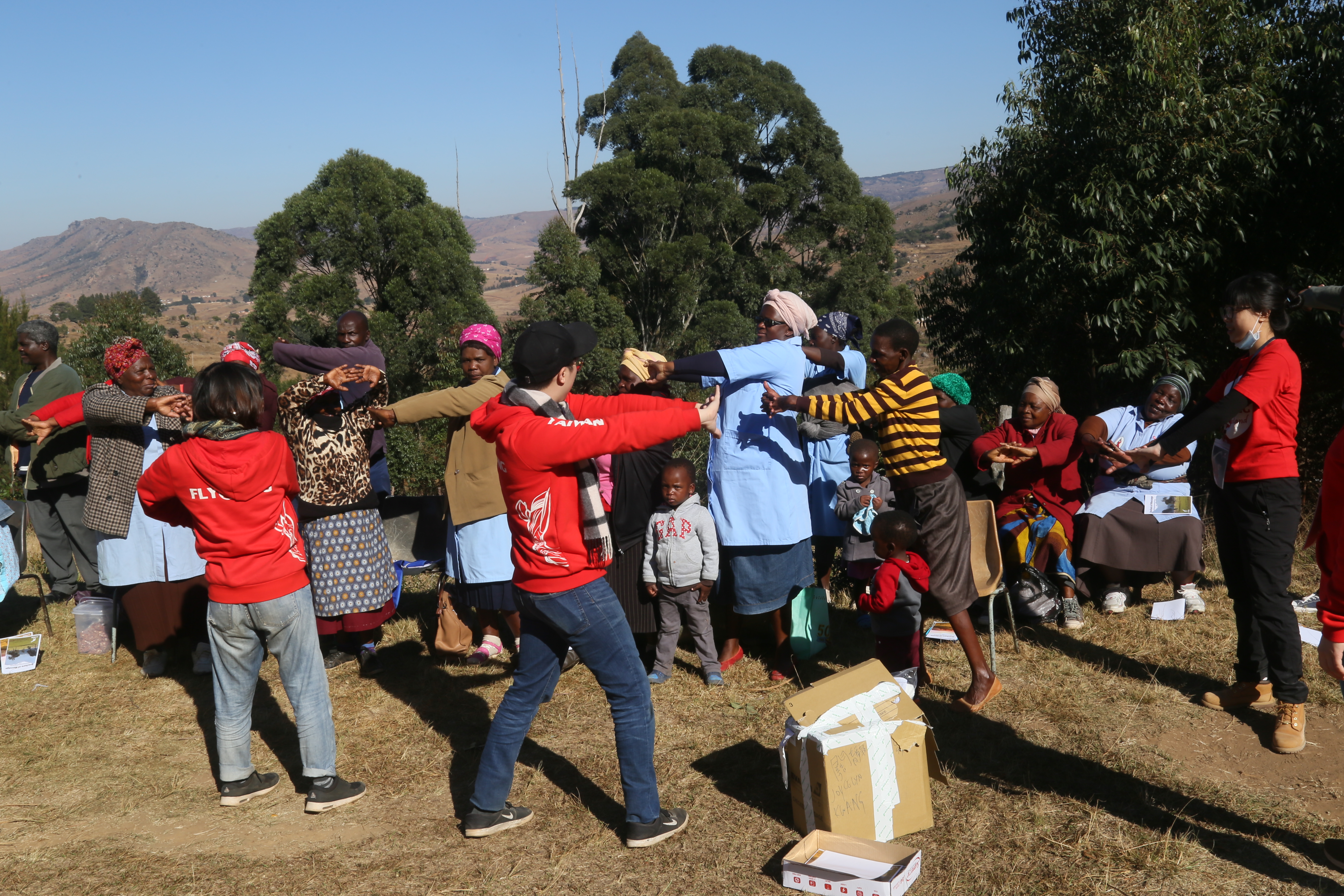 團員帶著Rural health motivators在戶外進行按摩和伸展衛教