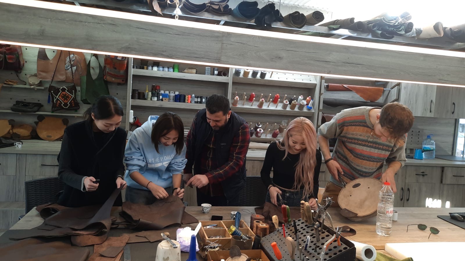 協助中心的皮革工作坊製作皮具