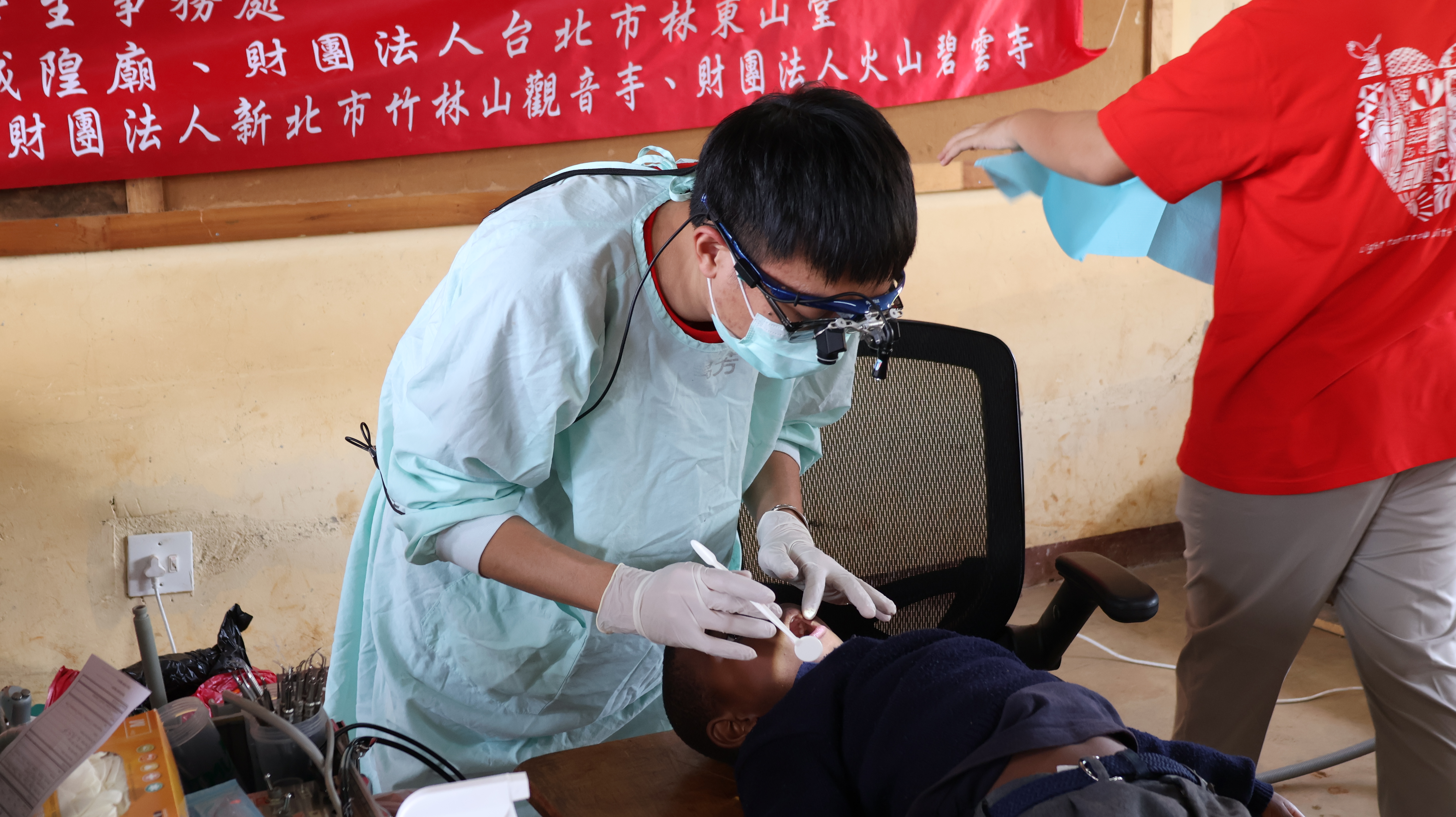 牙科醫師利用有限資源替居民進行牙科診療服務