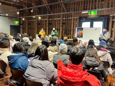 志工們認真聆聽雪燈的製作方法，討論臺灣區雪燈主題，最後決定主題為「動物の森」。