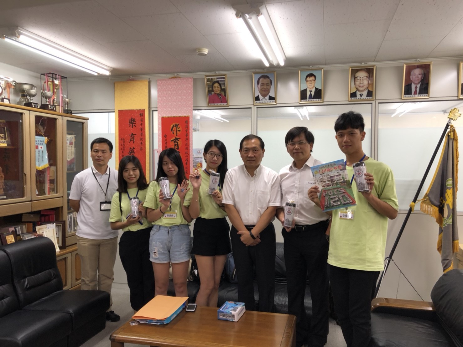 與橫濱中華學院校長及學務主任合影