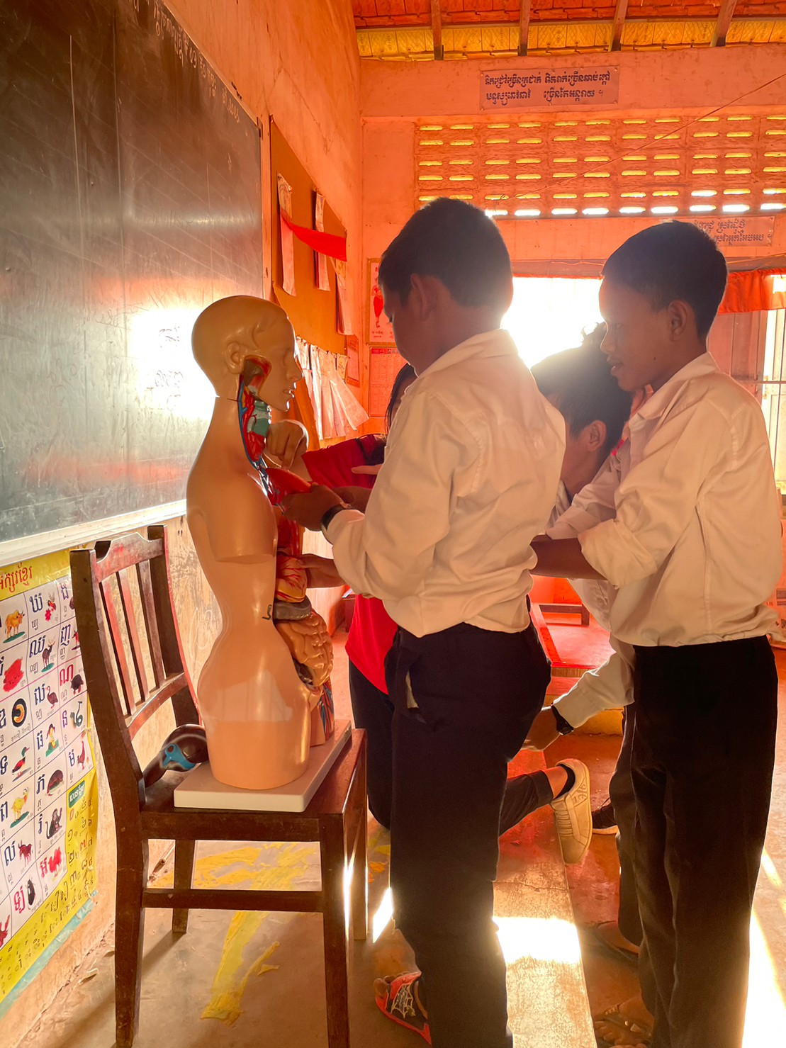 這是一組拚人體器官很快的小學生，他們拼的速度甚至比團員還快，也許是真的將我們所教的知識都牢記在心了，也或許是他們的手動能力真的很高。