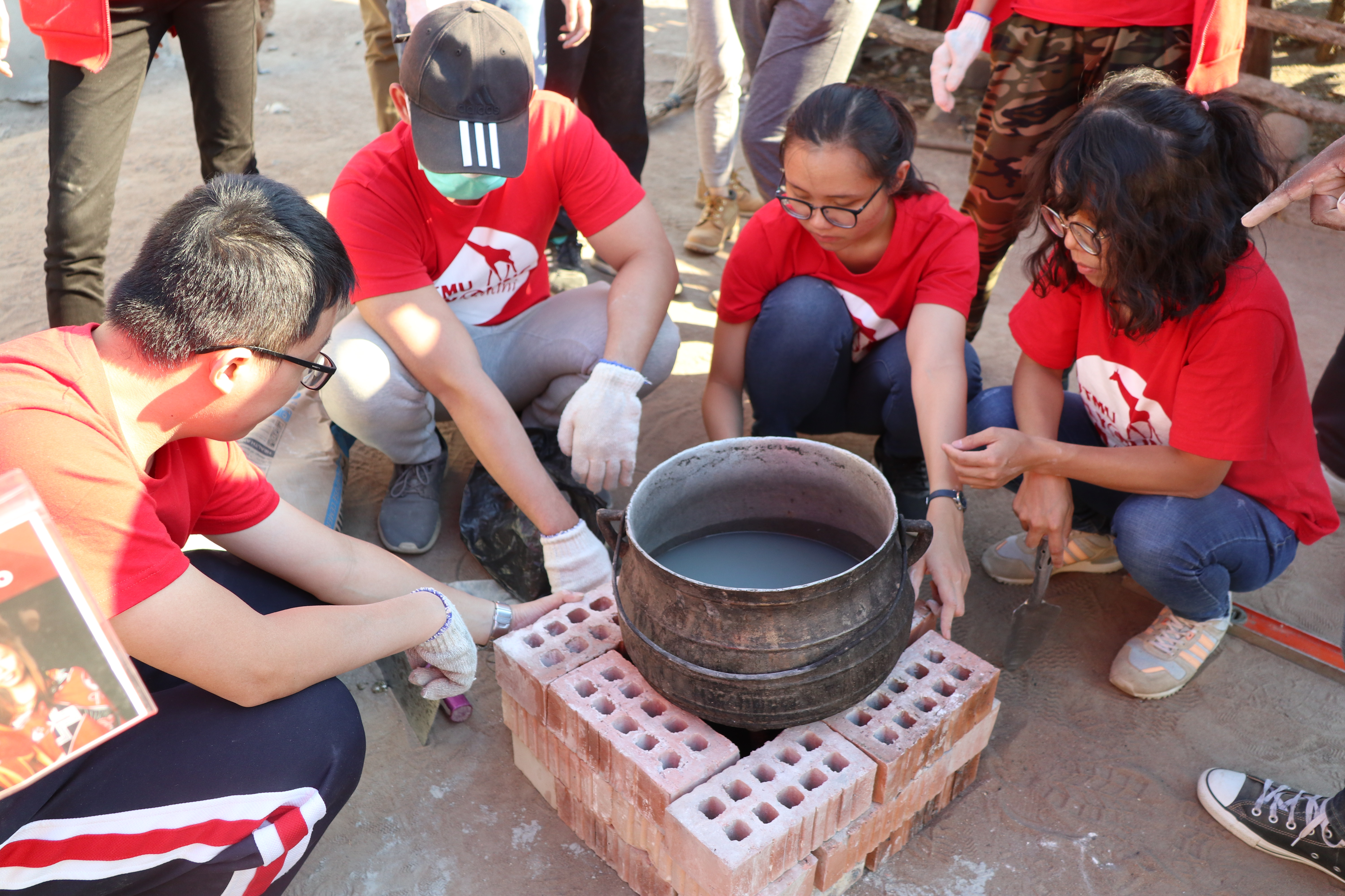 團員們依據當地鍋子的大小設計符合他們需求的火箭爐。