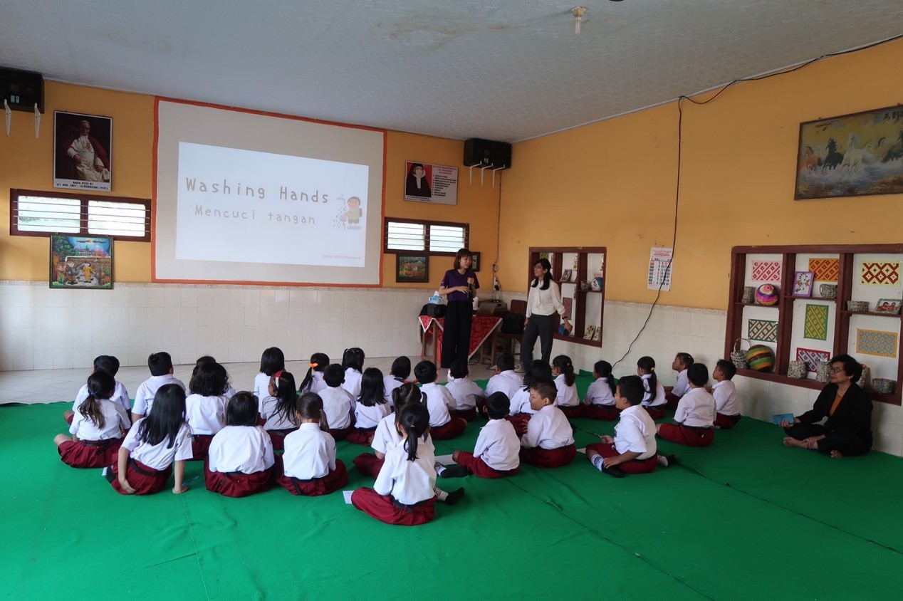 查證印尼死因腹瀉因衛生習慣不良居多，而教導國小學生洗手課程，專注力真的值得讚賞。