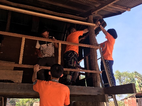 社工系張富淇、社工系蔡宗勳、社工系李冠蓁為房屋重新上樑柱及固定鐵皮外牆