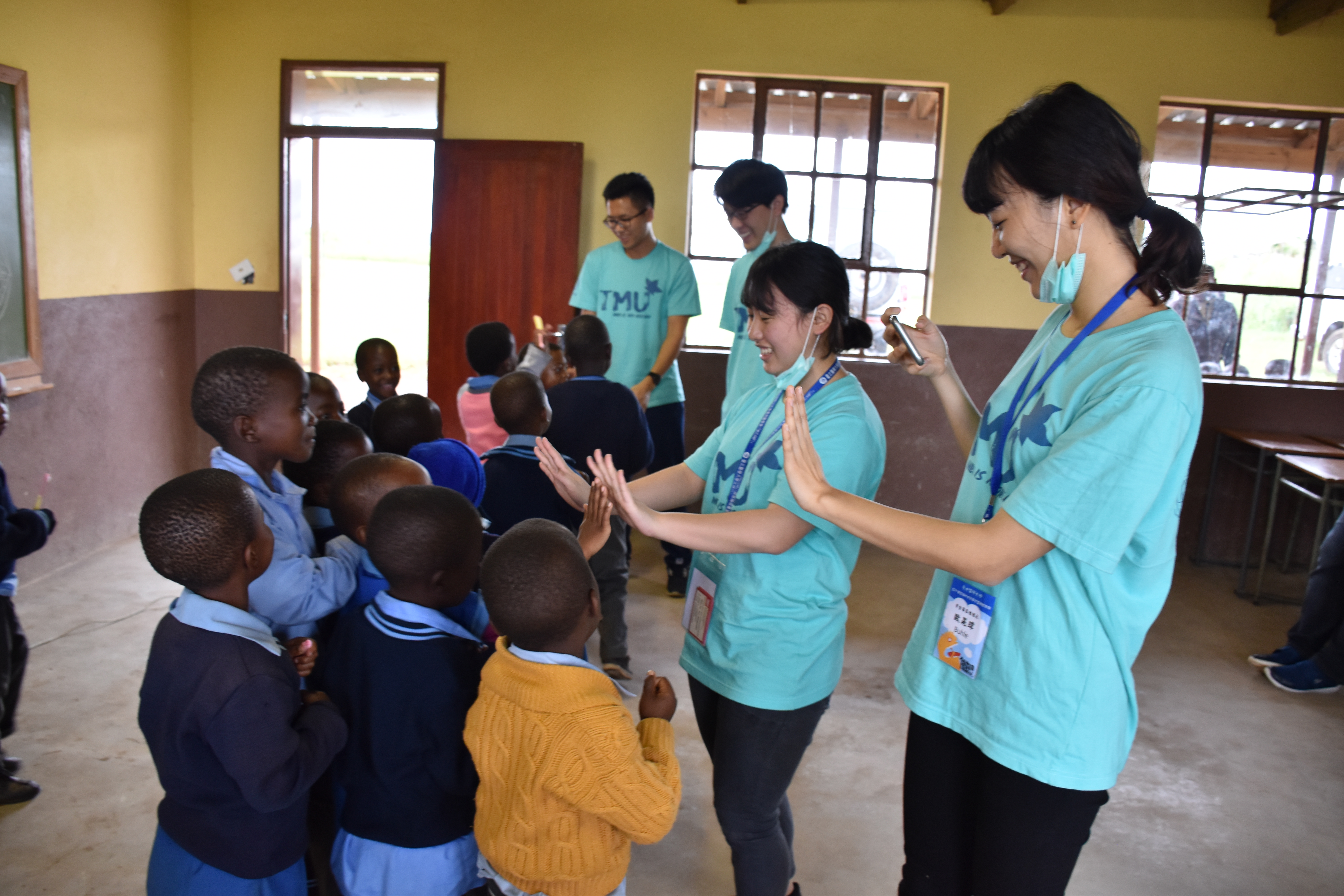 結束義診後，隊員與小朋友開心擊掌