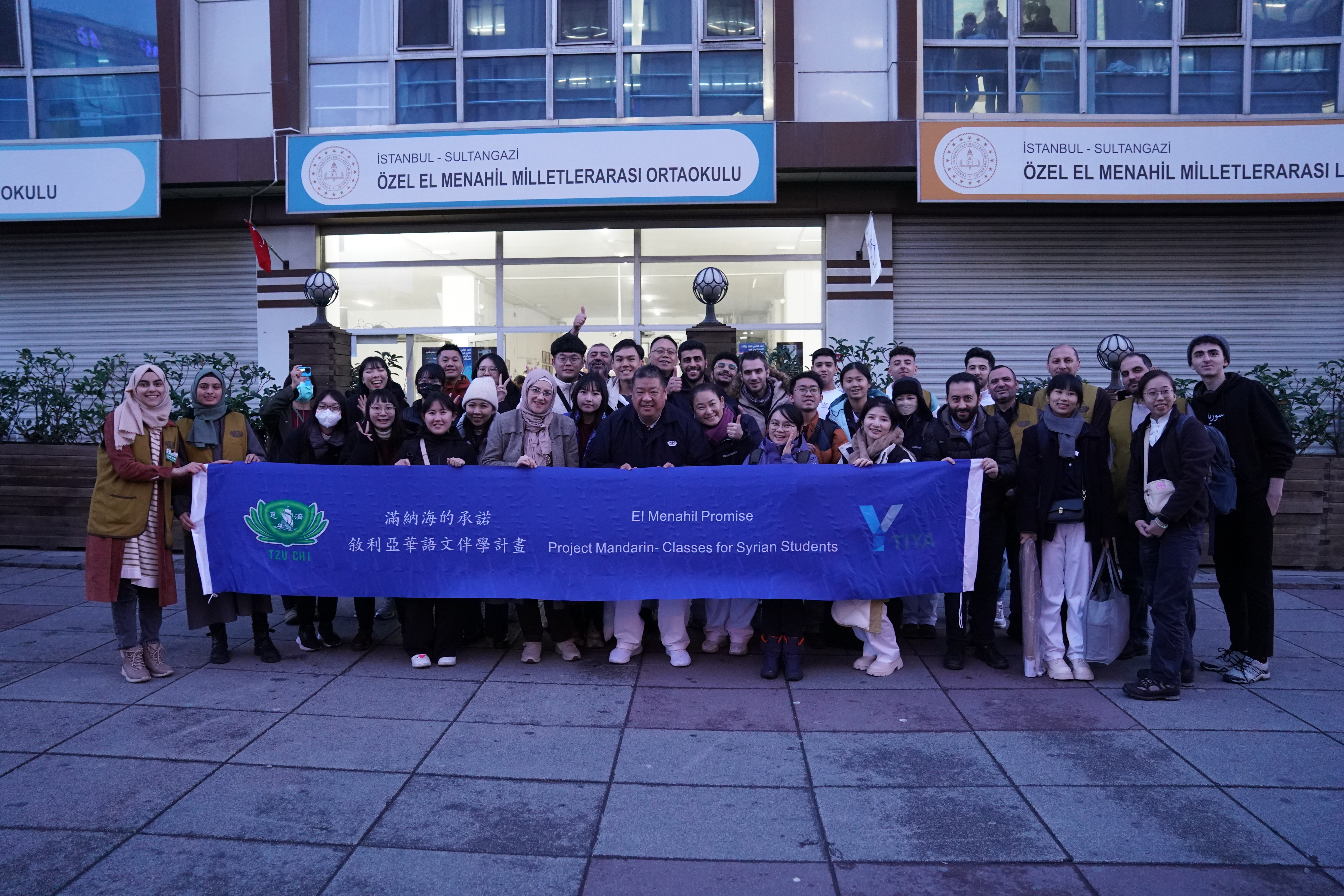 剛抵達土耳其滿納海學校，與當地合心團隊、老師們與志工團隊合照紀念