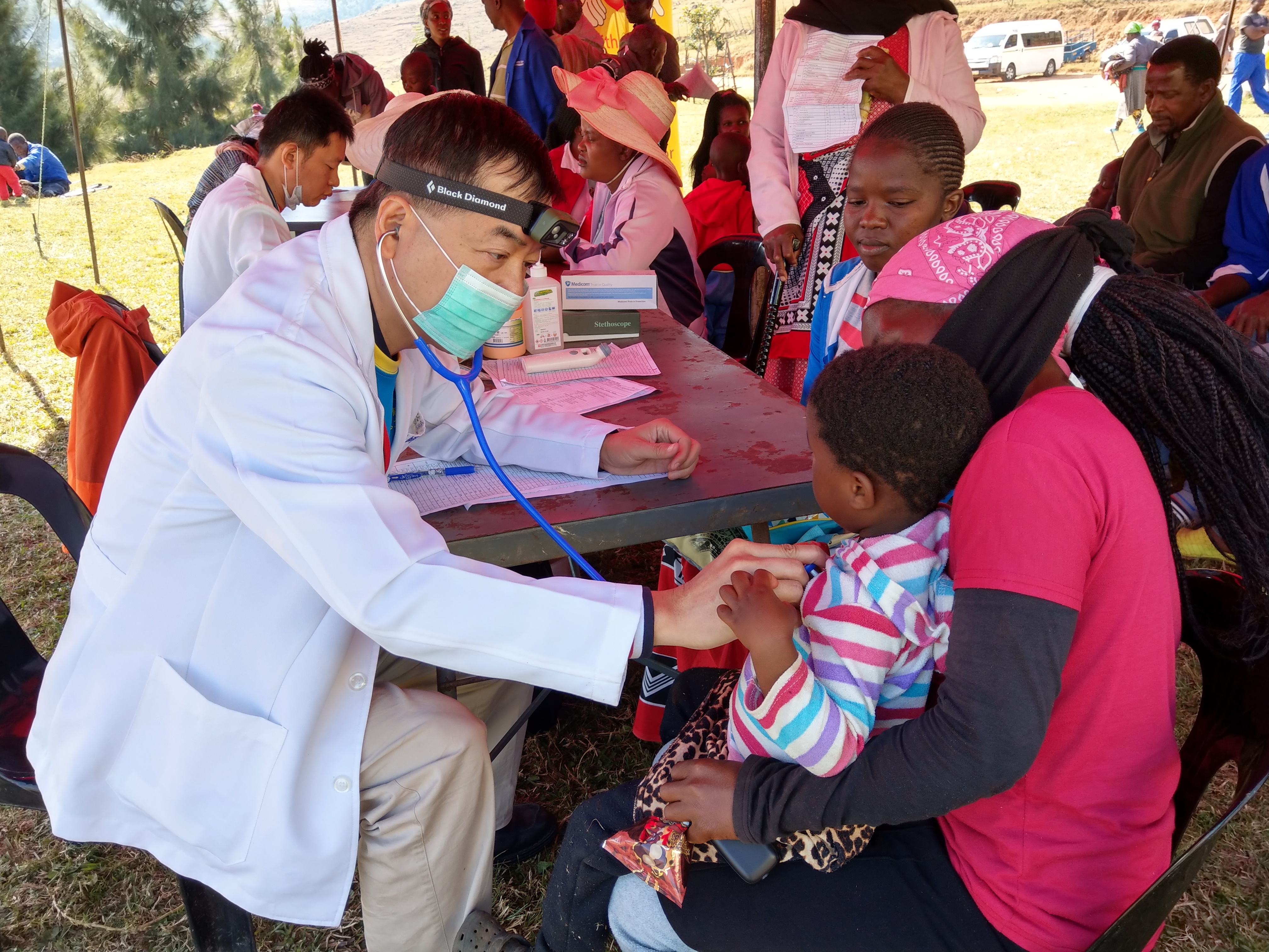 進入社區進行義診醫療服務