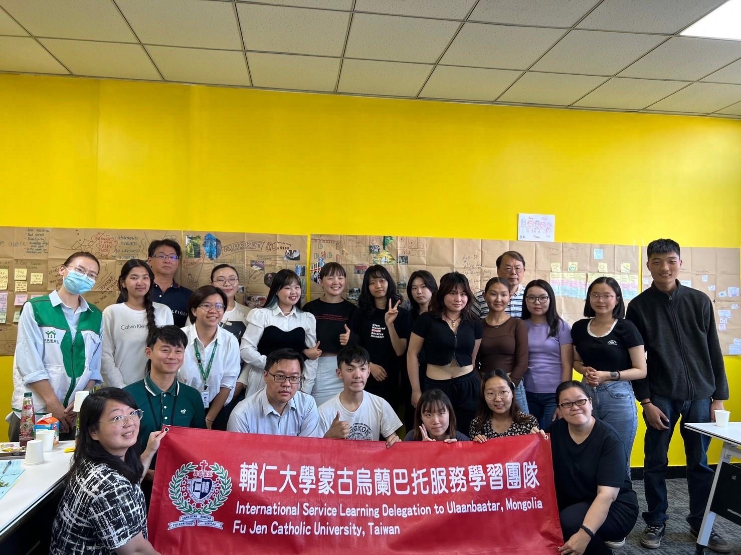 與蒙古家扶合影留念。