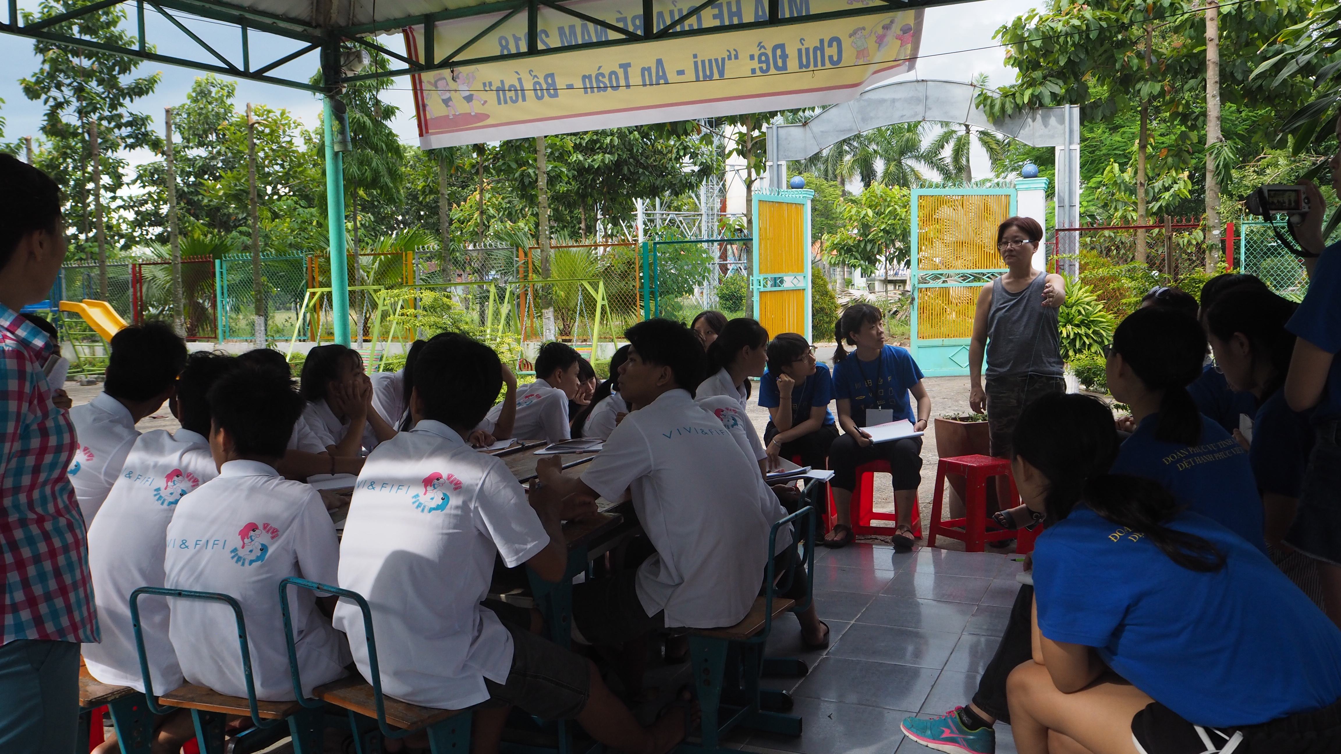 ●在育幼院進行服務過程中,我們和小朋友進行大量的討論以及反思活動,讓我們透過翻譯告訴小朋友我們想傳遞給他們的是一種愛惜布料及機台的觀念,而非只是一味地進行織造作業,希望帶給他們的是一份有溫度的工作。