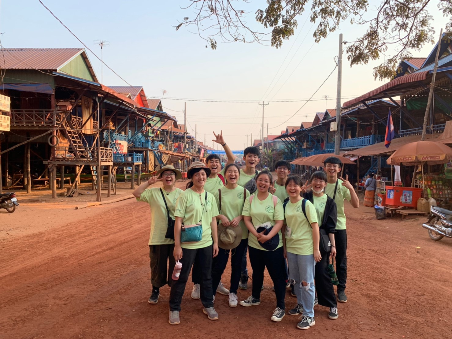 因著服務我們聚在一起，在水上人家的紅土上，我們彼此開懷大笑。