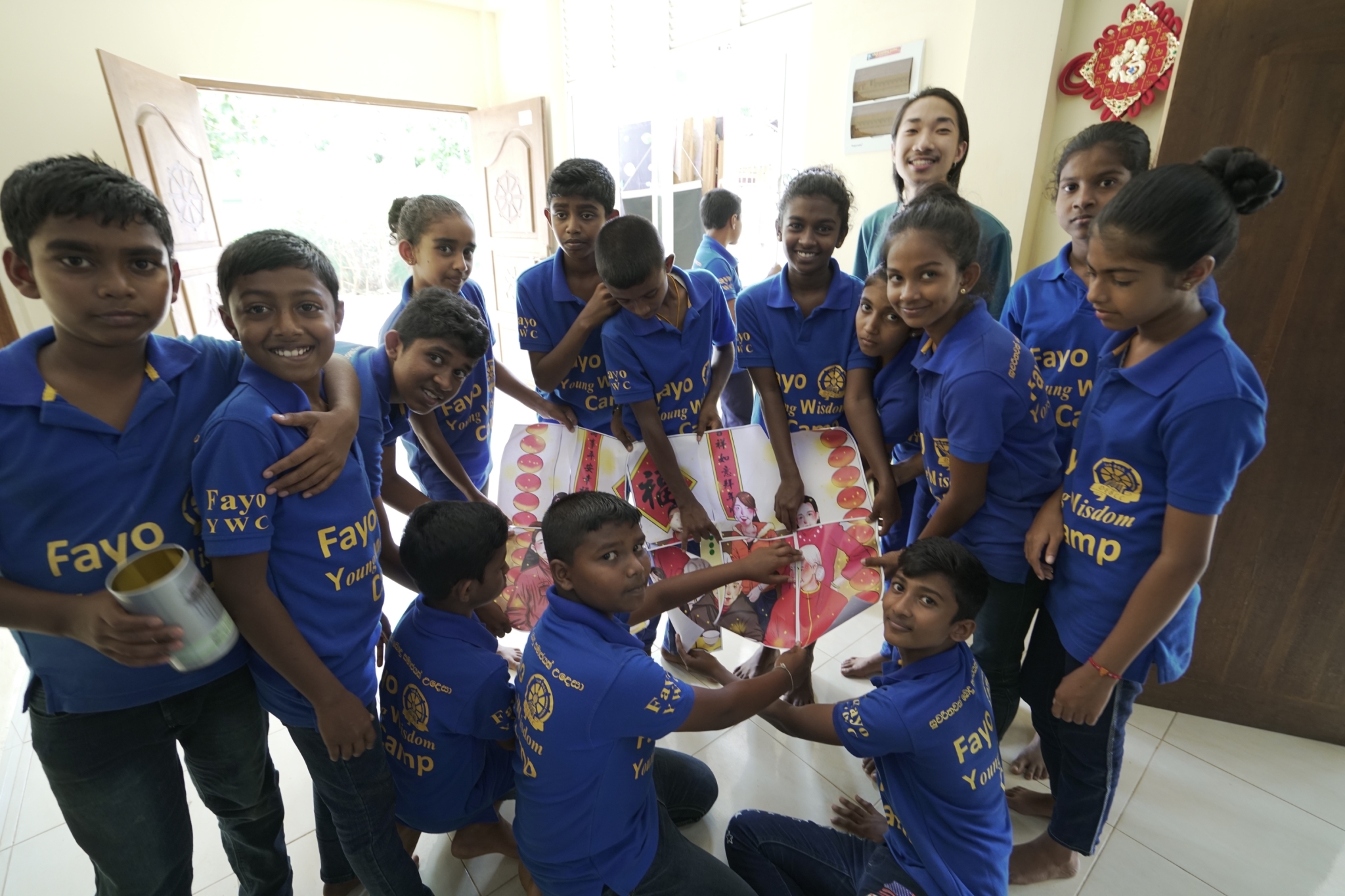 抵達法友中心後，明高師父帶我們了解四周環境以及梳妝盥洗等生活日常打理方式。法友中心的環境真的是十分的舒適高級，本已經打算好要過得非常克難的生活，到當地卻發現竟然還有冷氣、軟床鋪可以提供給我們，只能說和想像中非常的不一樣，即便沒有台灣來的方便，但這對斯里蘭卡偏鄉來說，這已是頂級享受的資源。 上教案期間都還算順利，該準備的教案也都有預先準備好，團員之間也積極互相協助，不論是國中或是高中教學也都十分順利